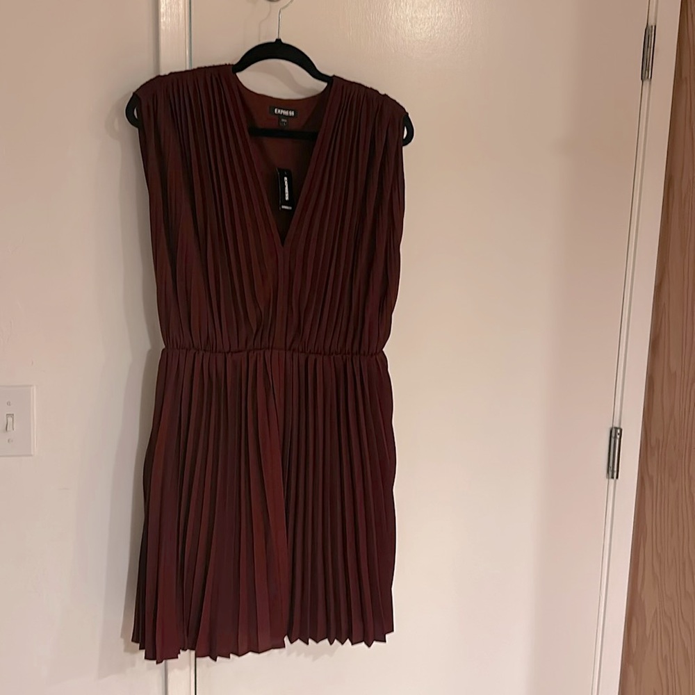 Pleated V neck mini dress. Short cap sleeve. 100% Polyester. Size L.